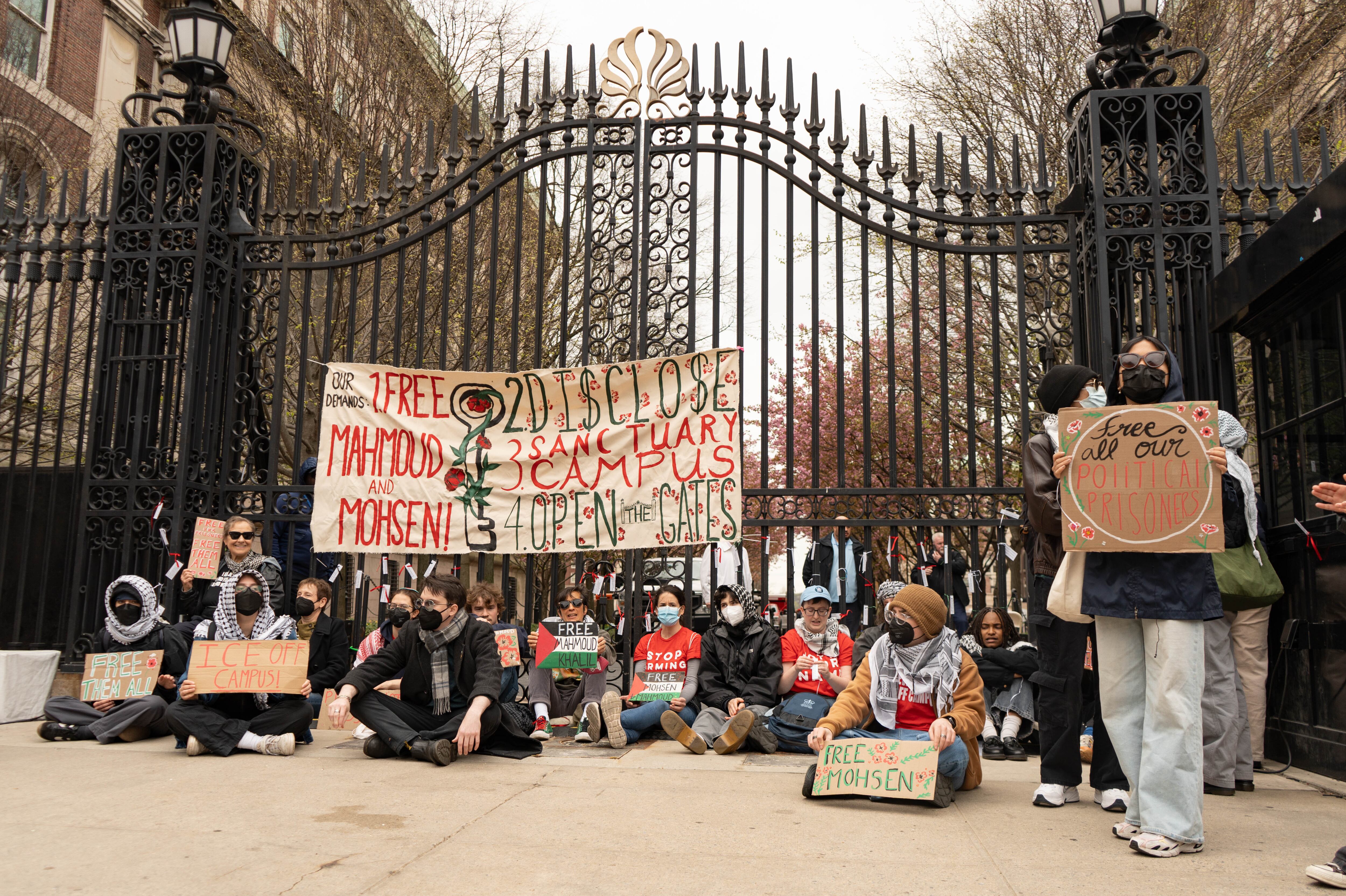 Students and alumni tether themselves to 116th and Amsterdam gates in protest of ICE detaining affiliates